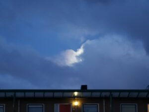 Maanlicht door de wolken